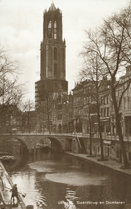 1736 Gezicht op de Oudegracht Tolsteegzijde te Utrecht met in het midden de Gaardbrug en op de achtergrond de Domtoren.